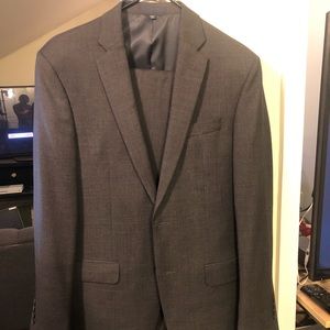 LIKE NEW JOS A BANK 2-BUTTON SUIT